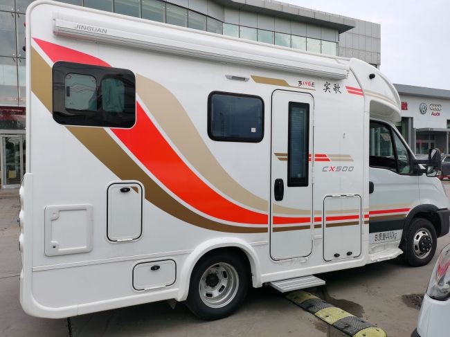 金冠T型房車 奔馳商務級內(nèi)飾，打造移動中的舒適坐臥體驗